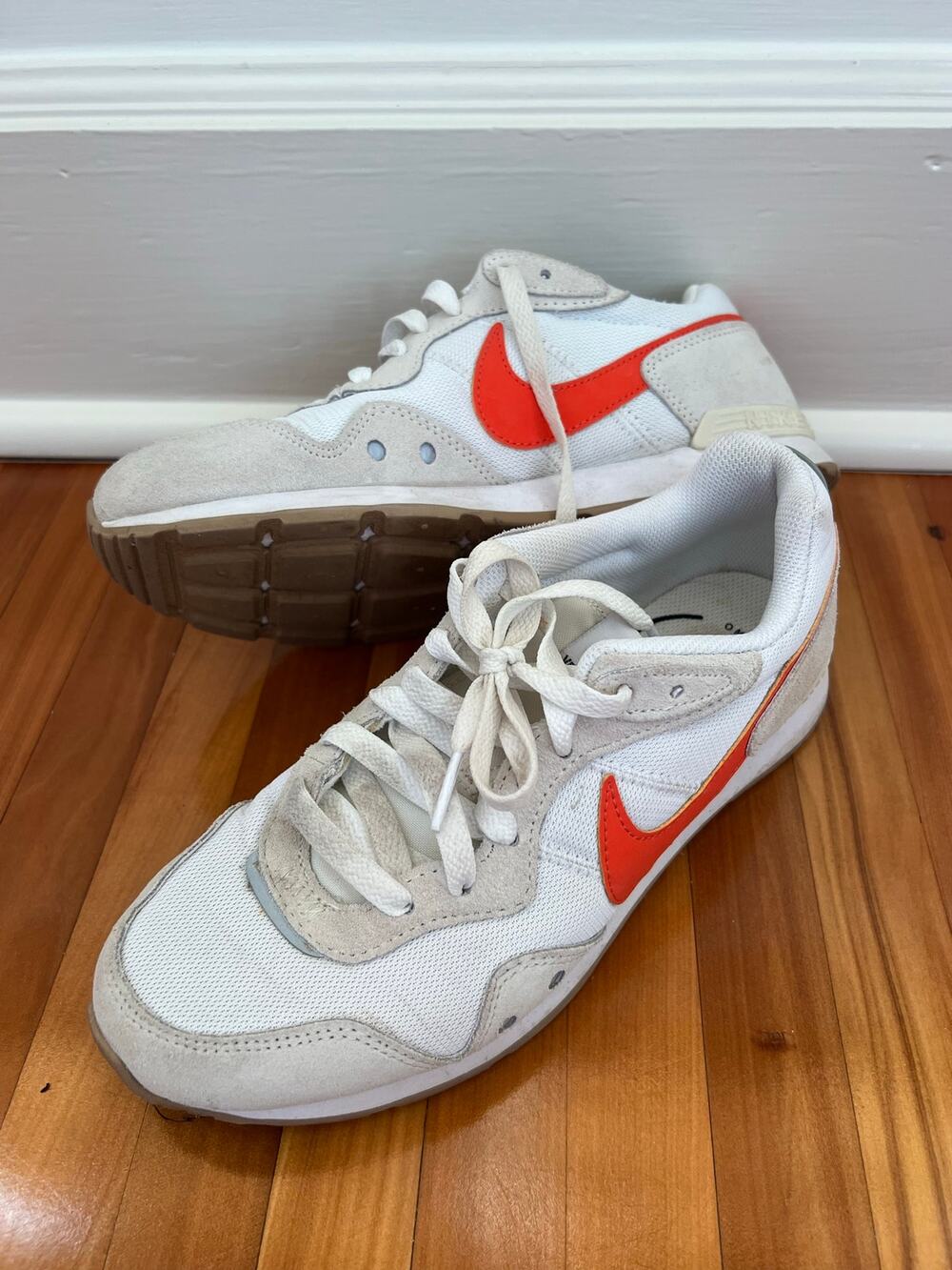 Nike Venture Runner Women’s 7.5 White Orange Suede Mesh Sneakers CK2948-109